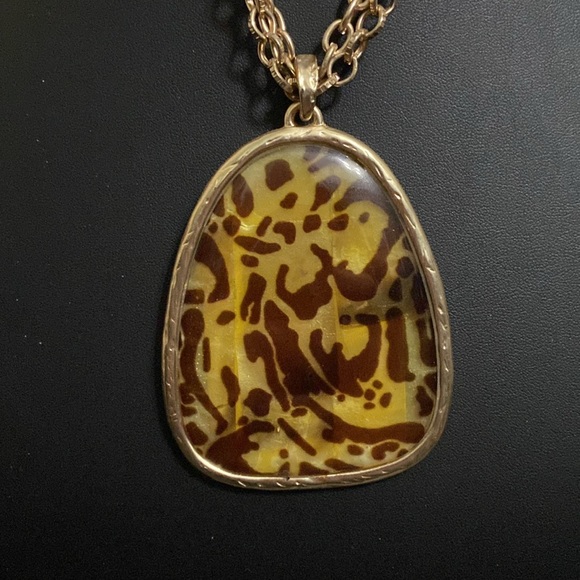 Gorgeous Animal Print Pendant Necklace - Picture 3 of 7